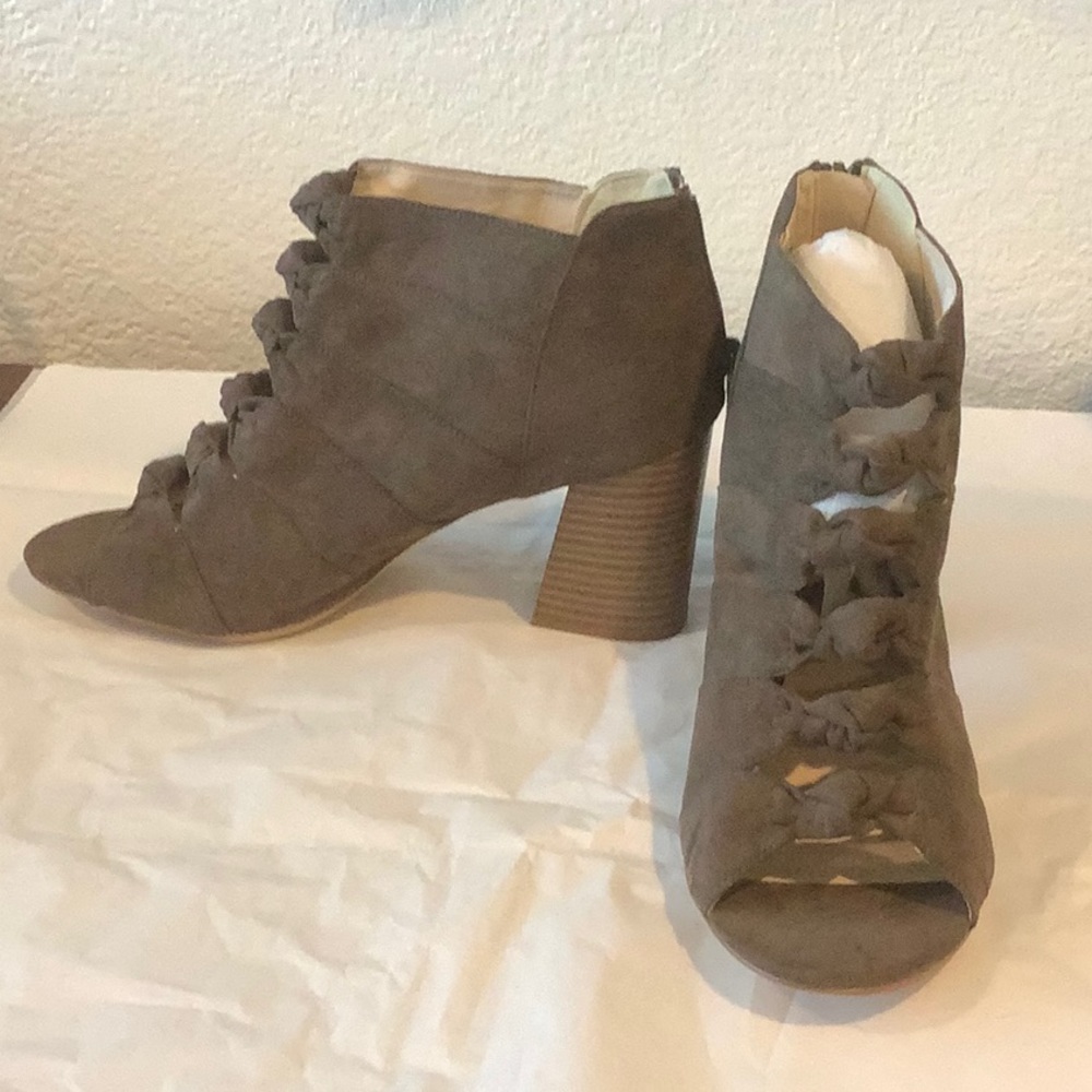 Size 11 New Metaphor open toe block heel bootie